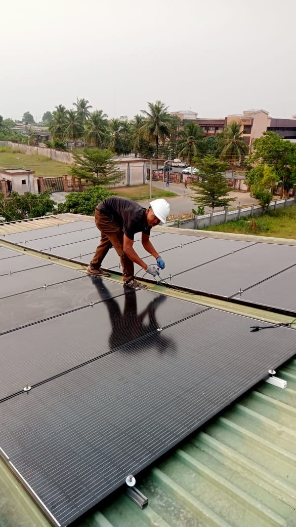 MIHALD TECH technician installing rooftop solar panels